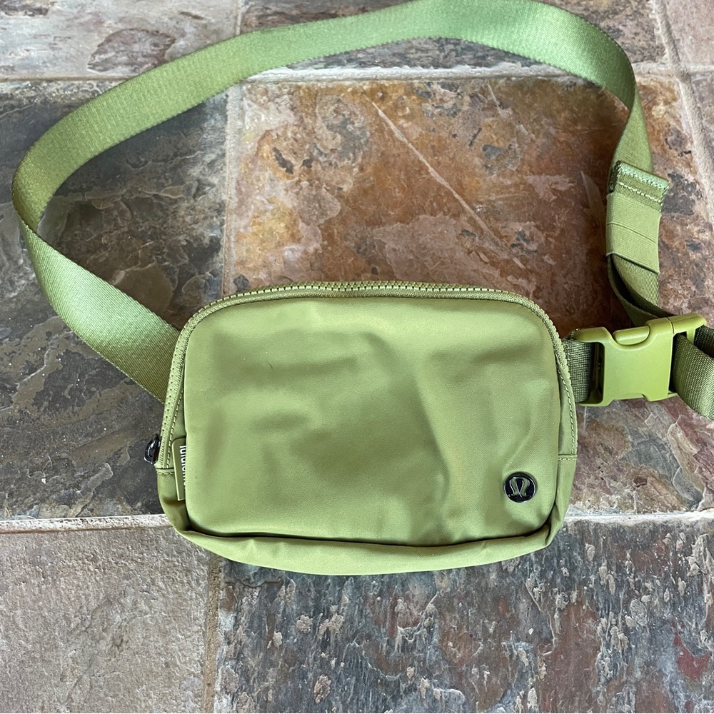 Lululemon belt bag - green